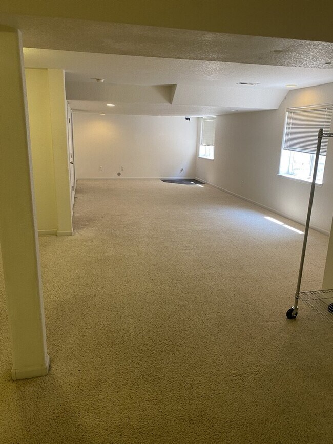 Building Photo - AVAILABLE SEPTEMBER! Charming Townhome in ...