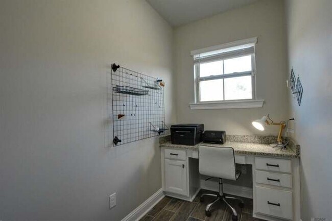 Building Photo - 6151 Lake Edge Dr