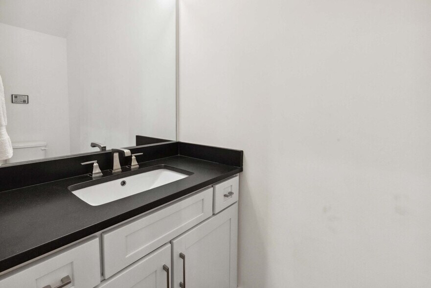 Building Photo - 960 9th Ave S