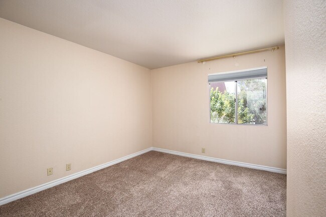 Building Photo - Guard gated SW community with easy Strip a...