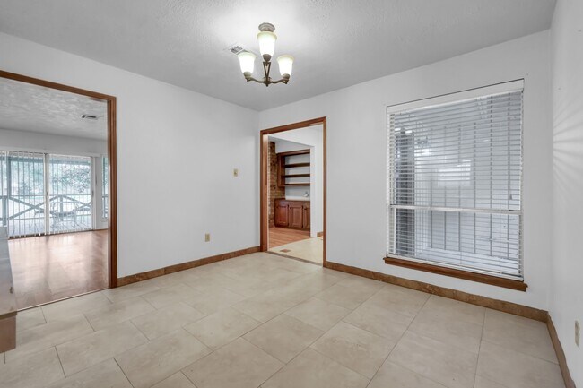 Building Photo - 284 Colonial Ct