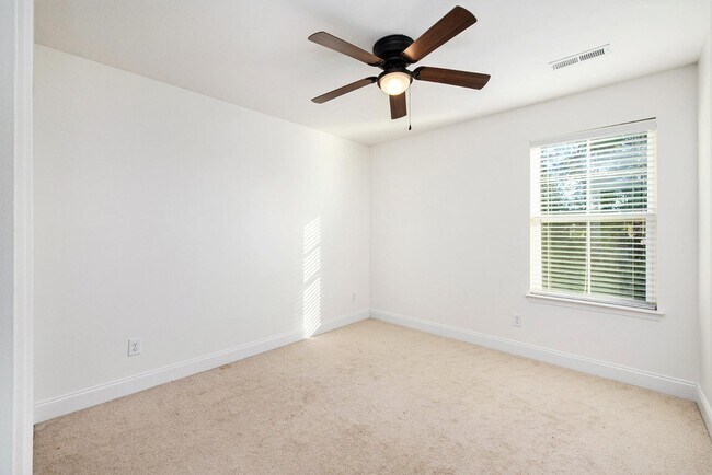 Building Photo - 520 Crossland Dr