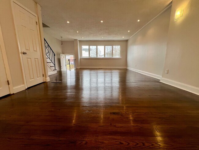 Building Photo - 3-Bedroom Townhome in Parkwood with Finished Basement! Available NOW!