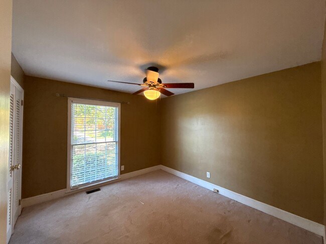Building Photo - 3-Bedroom Home in Montclaire!