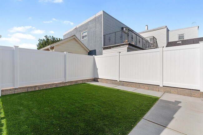 Building Photo - 6717 Madison St