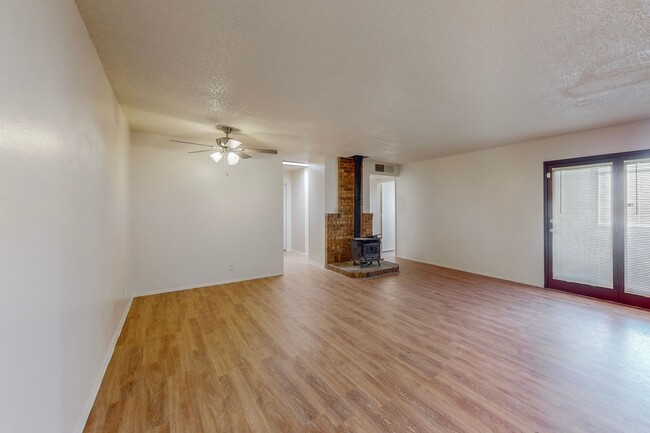 Building Photo - NE 1248/sf 3/BD 2/BA 1/CG