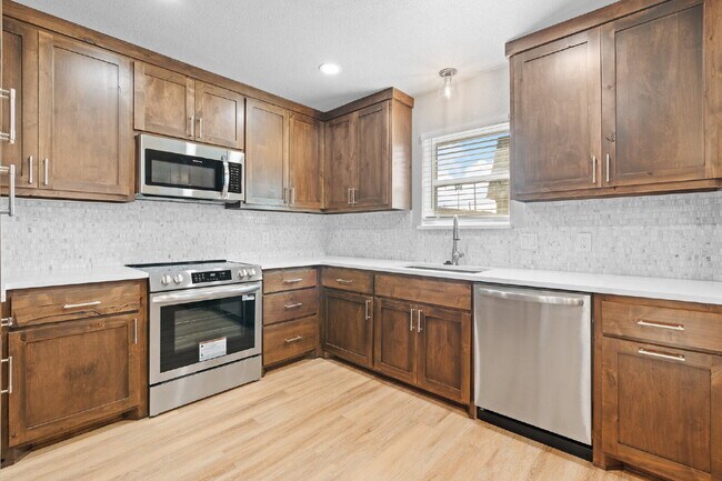 Building Photo - 3 Bed, 2 Bath Duplex (3rd bed is detached)