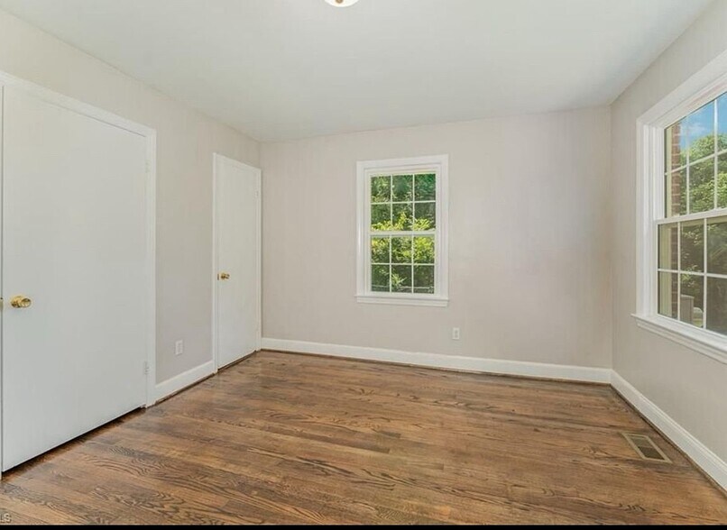 Building Photo - 3035 Ridgemeadow Dr