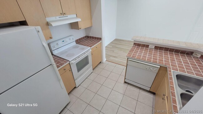 Building Photo - 1220 Villa Cir