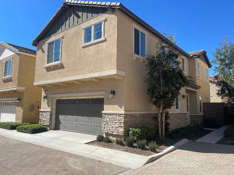 Building Photo - 16254 Lozano St