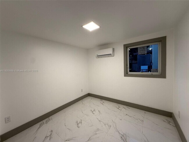 Building Photo - 1700 SW 10th St
