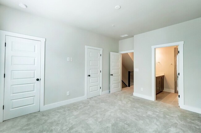 Building Photo - 3 Bedroom Townhome minutes from South End!