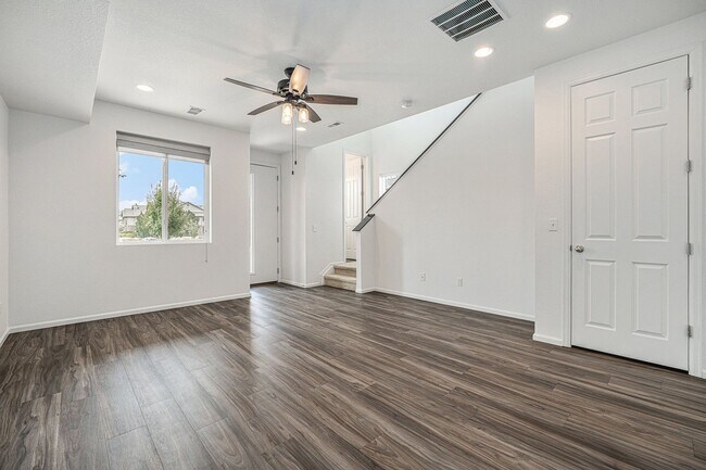 Building Photo - Spacious 3 bedroom home in the heart of Ly...