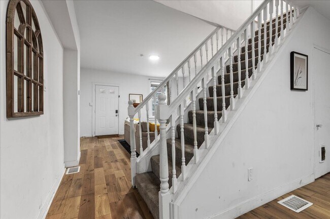Building Photo - Renovated 3-bed, 2.5-bath house in Heart o...