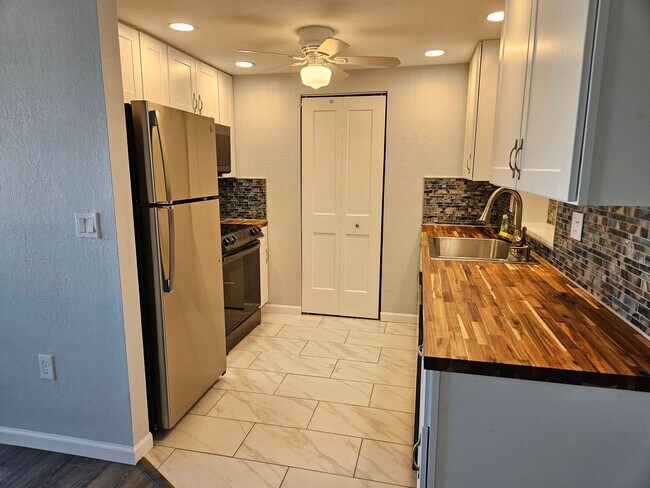 Building Photo - Annual Unfurnished 3 Bedroom 2 Bathroom Si...