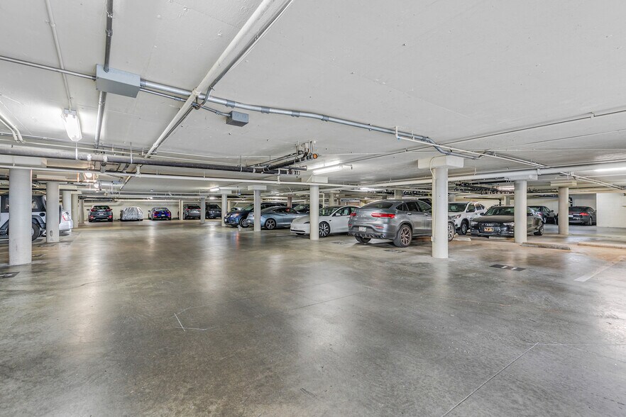 Building Photo - 8535 N West Knoll Dr