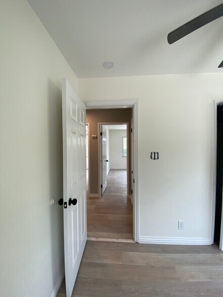 Building Photo - 834 N Parkside Ave