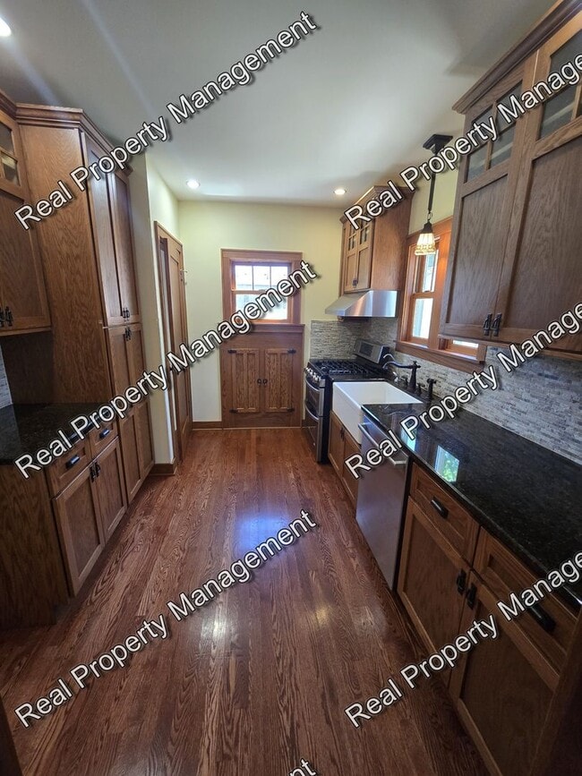 Building Photo - Charming Three Bedroom Ranch