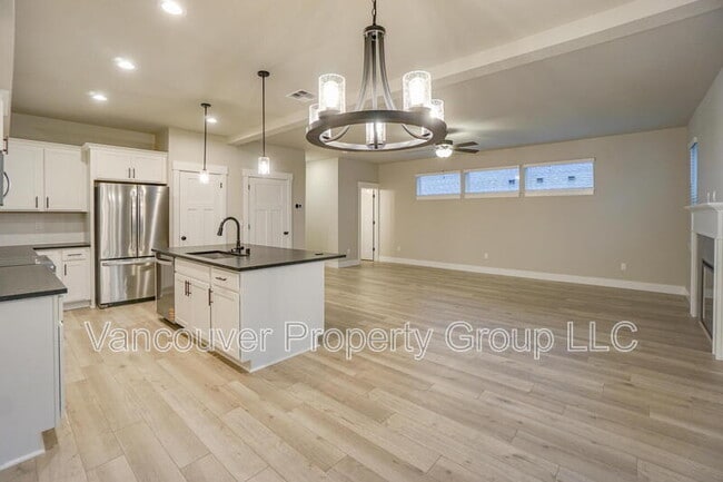 Building Photo - 2217 E Juniper Cir