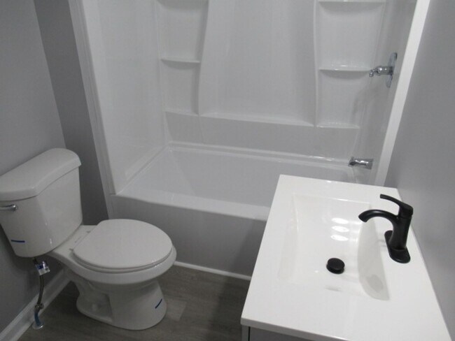 Building Photo - Cute, remodeled 3bd 1ba house
