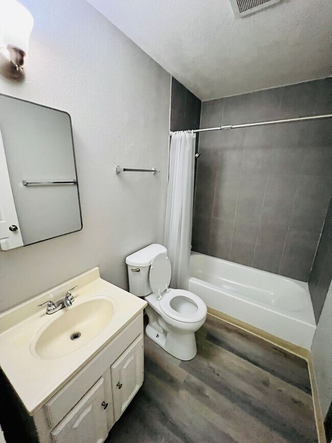 Building Photo - Freshly Painted 1bd/1bth with Air Conditio...