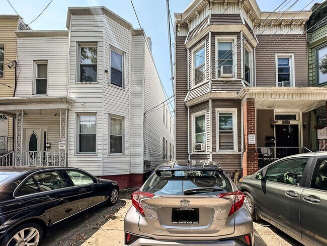 Building Photo - 255 Bowers St