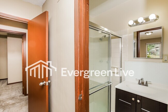 Building Photo - 4616 Redwood Dr