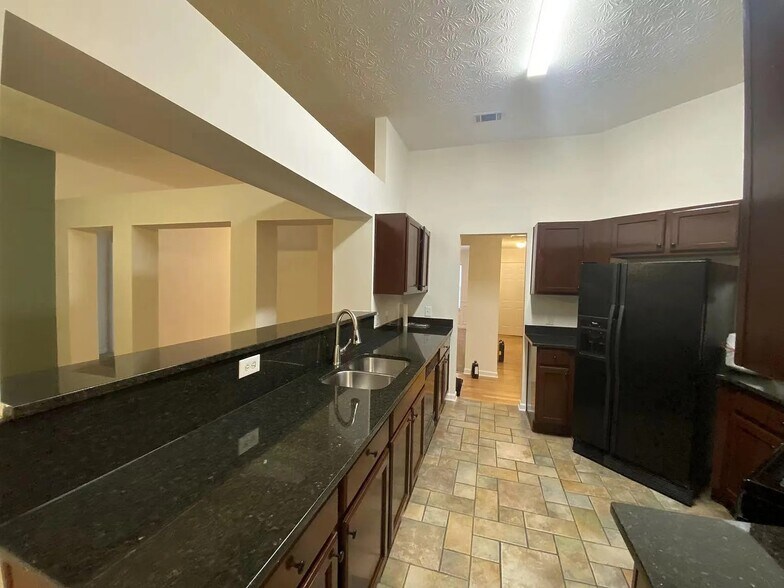 Building Photo - 5548 Silver Springs Dr