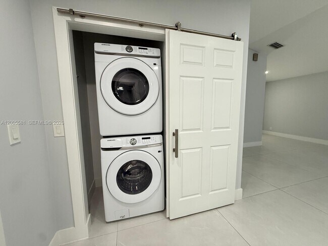 Building Photo - 123 1st St