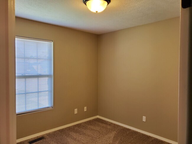 Building Photo - 3 Bedroom Home in South Springfield