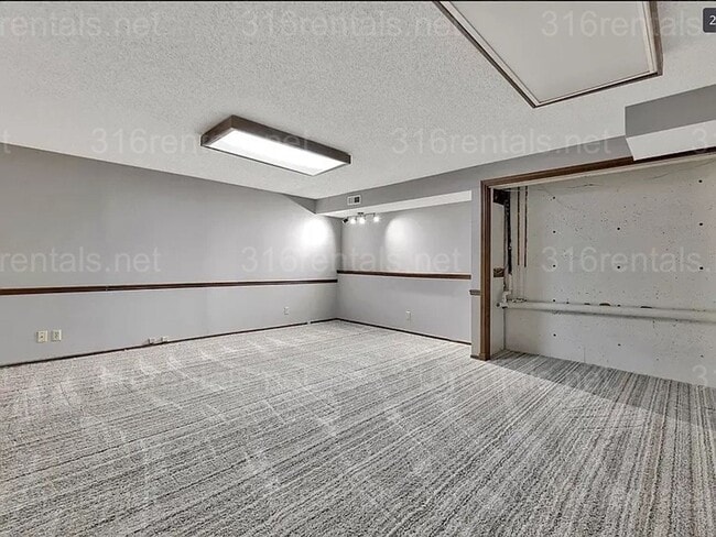Building Photo - $1545 - 2 bed 2 bath - Duplex located in R...
