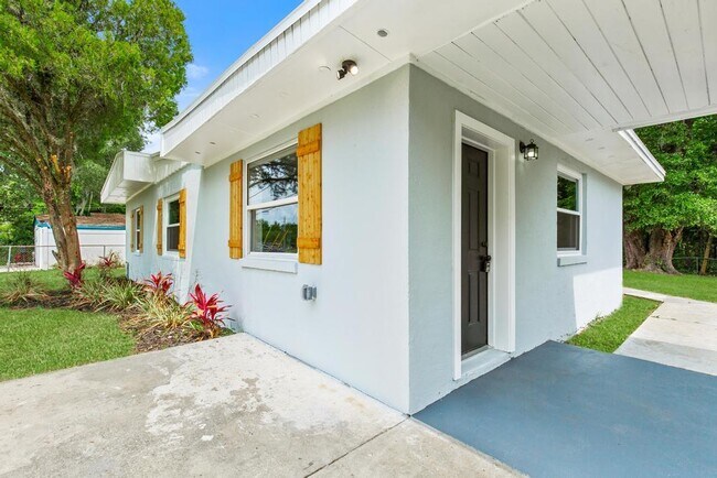 Building Photo - 3445 Eve Dr E