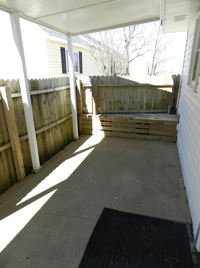 Building Photo - Come live at the Bay! Two Bedroom Willoughby Beach Cottage Available August 1st