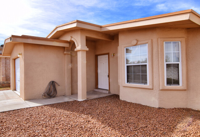 Building Photo - Eastside 3 Bedroom 2 Bath