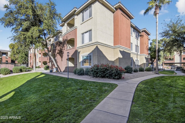 Building Photo - 5401 E Van Buren St