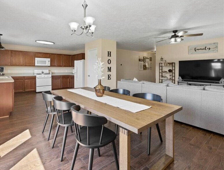 Building Photo - 16535 Burnell Oaks Ln