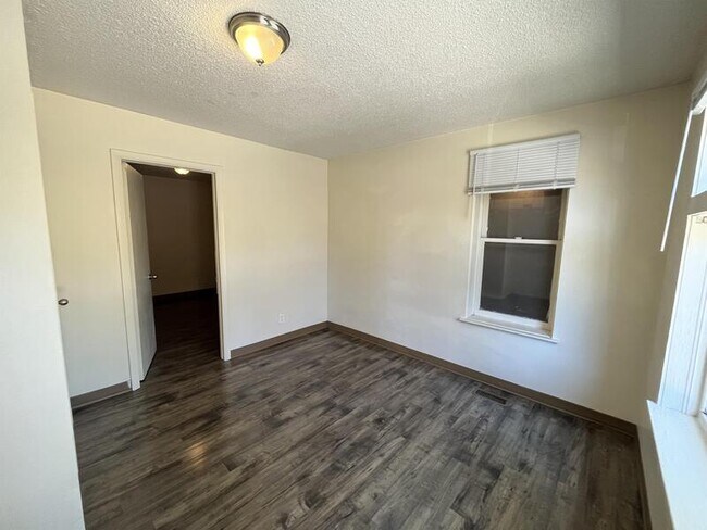 Building Photo - 560 600 E