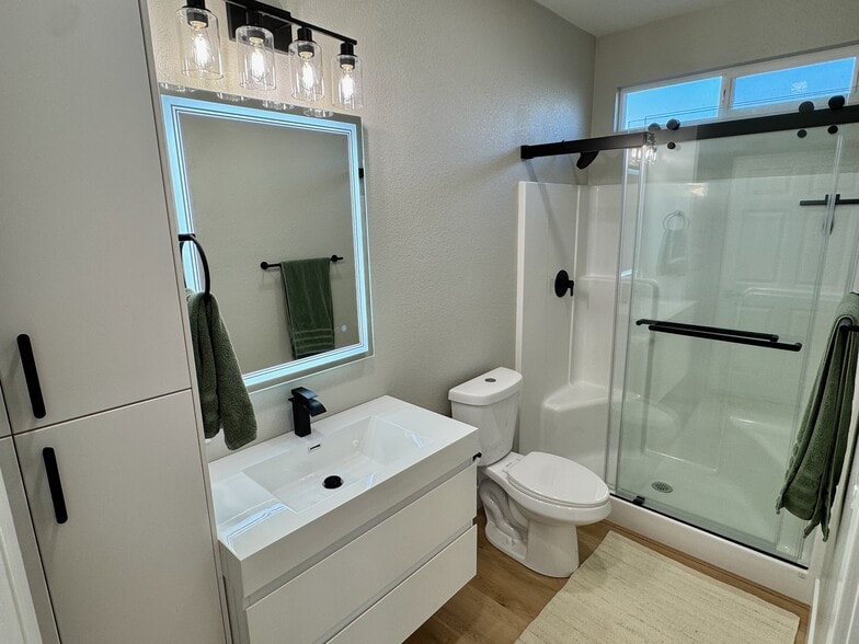 Full bath #1 - 711 N Hobson Ave