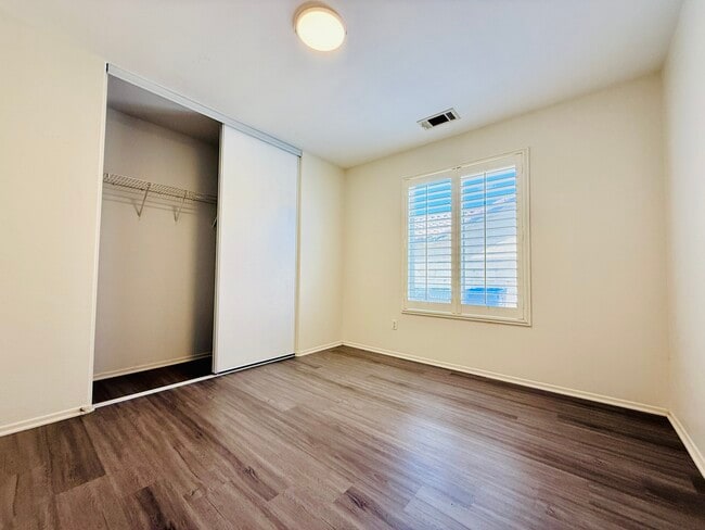 Building Photo - 44608 Avenida Linda
