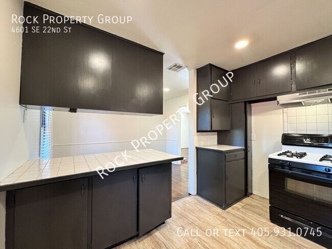 Building Photo - 4601 SE 22nd St