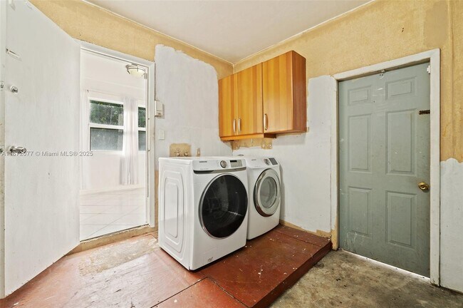 Building Photo - 3812 N Circle Dr