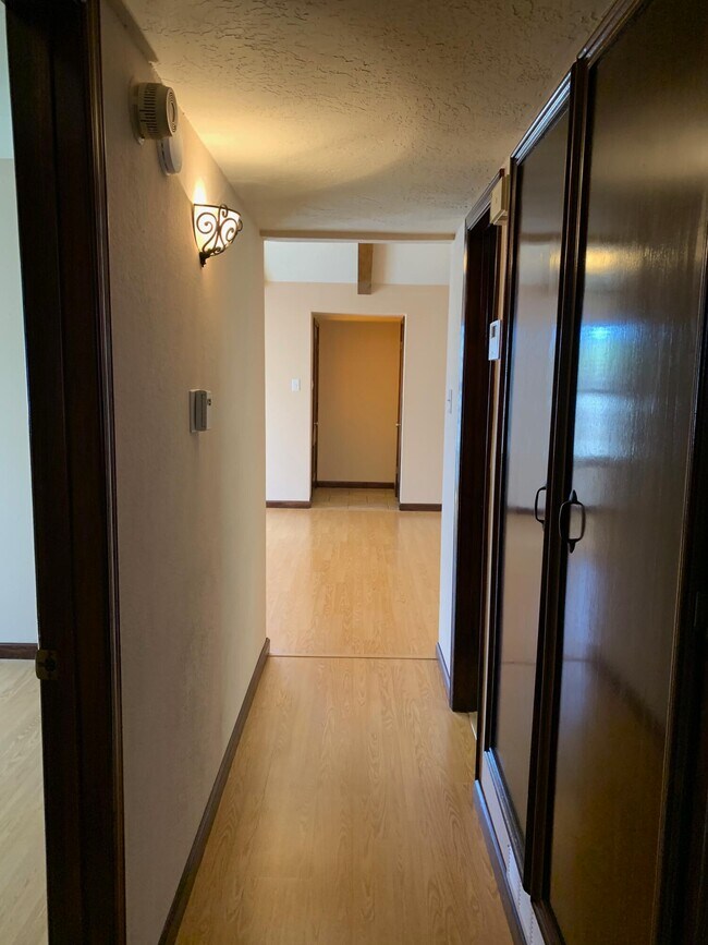 Building Photo - 6745 Ridge Top Dr