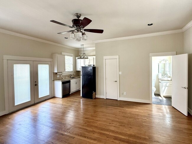 Building Photo - 614 E 10 1/2 St