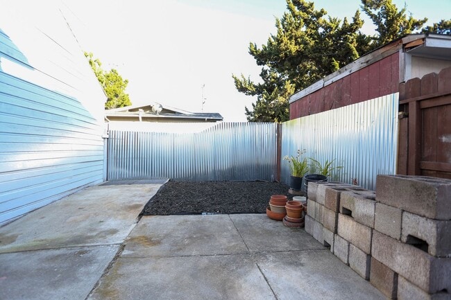 Building Photo - Remodeled 3bed 2 bath Single Family home