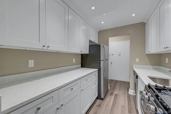 Building Photo - 505 White Plains Rd