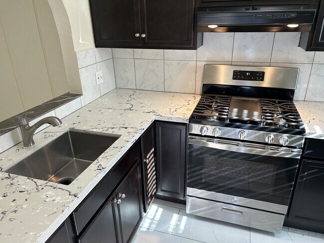 Building Photo - Spacious Townhome in Desirable Fairfield Area