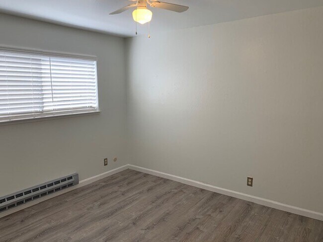 Building Photo - Bright Updated 2 Bedroom 1 Bath Mountain View End-Unit Condo