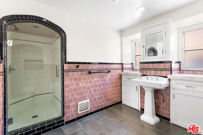 Building Photo - 119 N Orange Dr