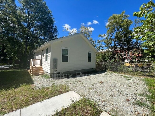 Building Photo - 2109 Hart St