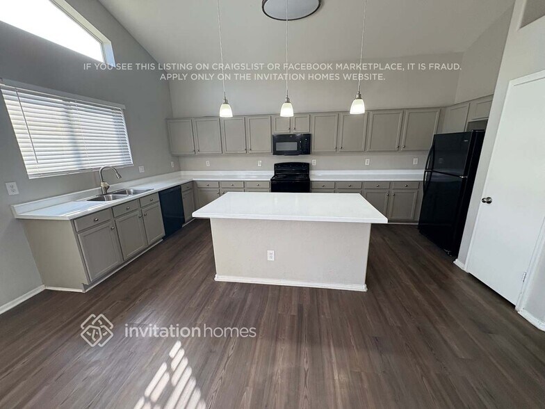 Building Photo - 12813 W Mauna Loa Ln